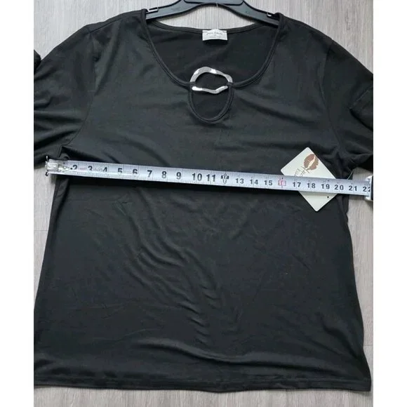 Free Kisses Black Long Sleeve Top Metal Accent Stretch Plus Size 2X - Picture 5 of 9